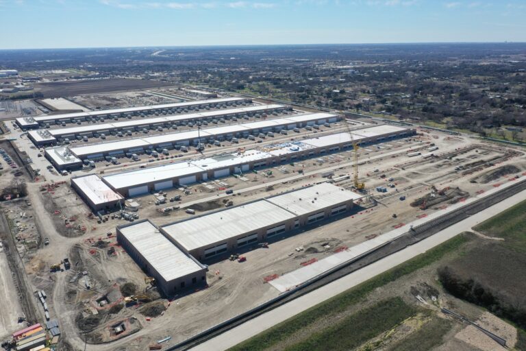 Vista aérea de las obras de construcción de un servidor de Internet.