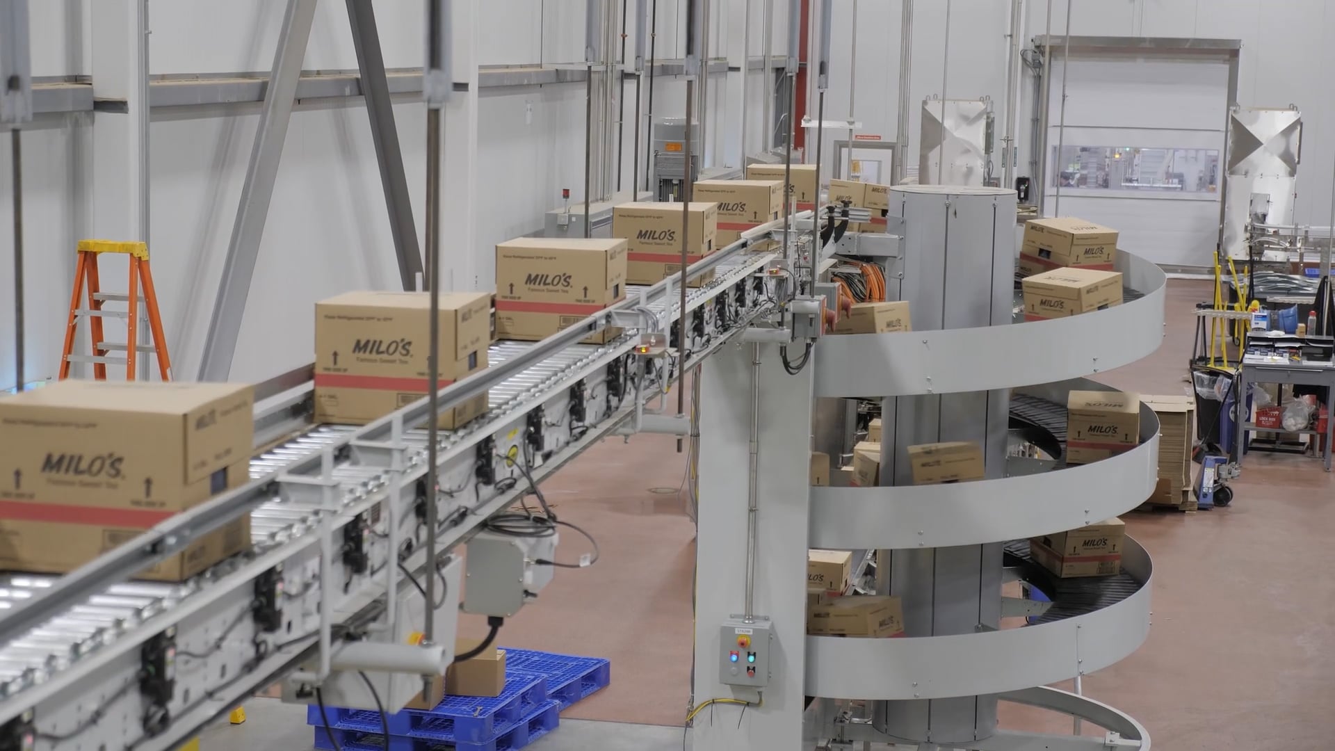 Ver la construcción de las instalaciones de fabricación y distribución ...